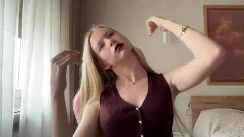 darimblondie online show from July 10, 9:54 am
