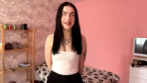 Mia online show from May 6, 9:46 am