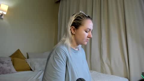 Debbie Mon Tue Fri Sun Sat GMT 3 1000am - 0400pm  online show from December 29, 2:52 pm