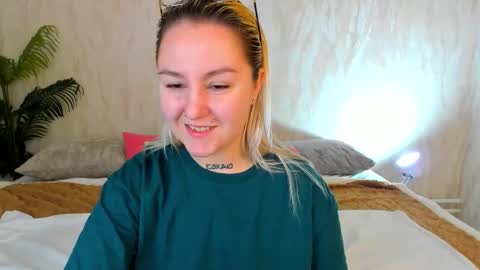 Debbie Mon Tue Fri Sun Sat GMT 3 1000am - 0400pm  online show from October 13, 5:15 pm