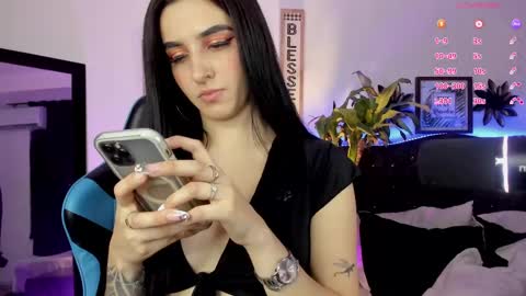 Snapshot of devlin_violet__ chatting on February 14, 3:54 am PaulaInsta paulacastellanos 1Pvt open online show from February 14, 3:54 am