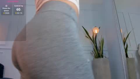 Snapshot of dina_jones chatting on September 17, 11:41 am Dina online show from September 17, 11:41 am
