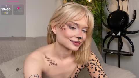 Snapshot of doll_from_venus chatting on October 31, 3:27 pm Dorothy Mayfield online show from October 31, 3:27 pm