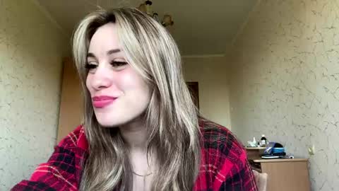 Mia online show from April 26, 8:01 am