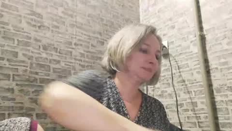Snapshot of edithmanning chatting on December 17, 5:15 pm edithmanning online show from December 17, 5:15 pm