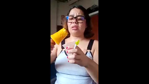 eimy_saenzz online show from April 15, 6:41 pm