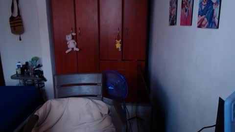 eimy_saenzz online show from February 17, 6:29 pm