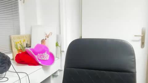 elararossy online show from December 18, 6:23 pm