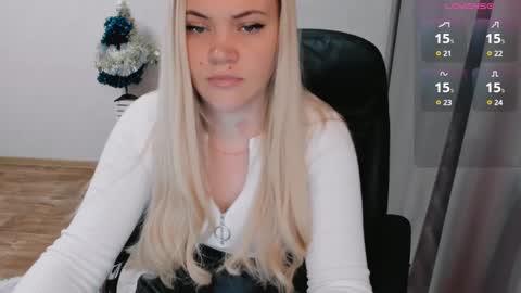 Snapshot of elia_ chatting on January 7, 7:42 am Ella online show from January 7, 7:42 am