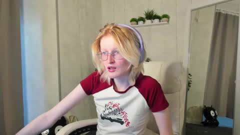 Elizabeth online show from October 31, 9:13 am