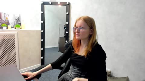 Elizabeth online show from March 7, 1:09 am