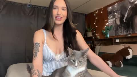 Ella online show from April 28, 2:32 pm