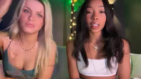 Ella online show from December 20, 1:31 am