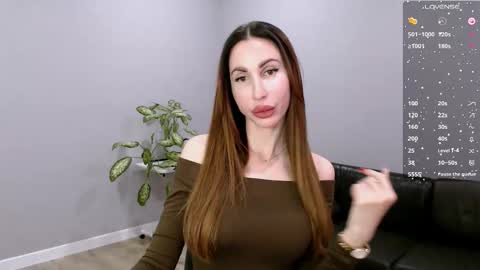 Ella online show from November 17, 8:04 am