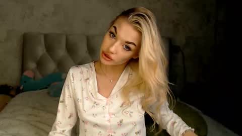 ellamilla online show from March 8, 8:57 pm