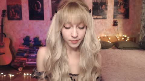 Snapshot of ellie_friendly chatting on January 17, 12:53 am ellie_friendly online show from January 17, 12:53 am