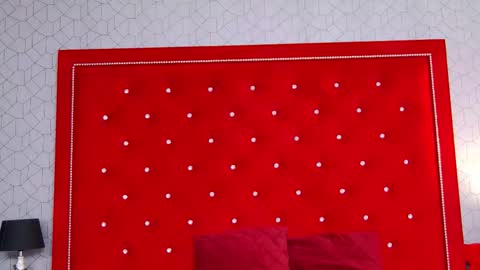 Elsa Jean online show from November 3, 5:00 am