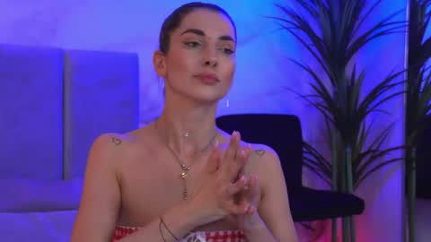 Elly online show from April 15, 7:03 pm