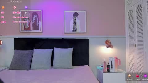 Snapshot of elodie_walker chatting on September 30, 12:44 pm Elodie  online show from September 30, 12:44 pm