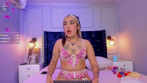 Snapshot of elodie_walker chatting on January 23, 9:39 pm Elodie  online show from January 23, 9:39 pm