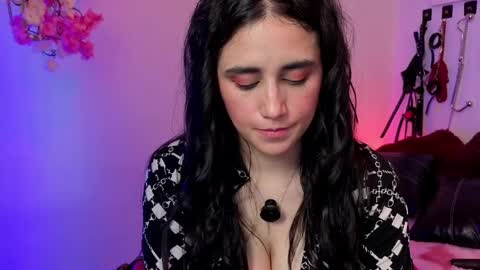 elowen_halley1 online show from April 7, 9:28 pm