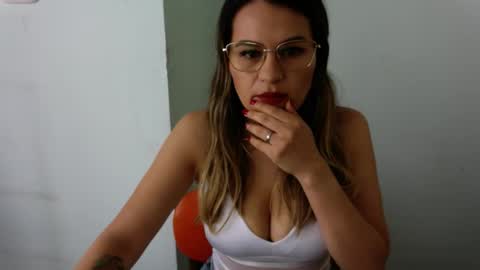 elyra_fox online show from December 14, 3:40 pm