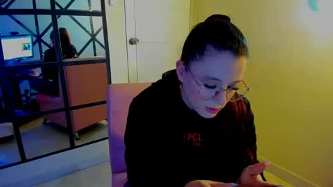 Snapshot of ema_04 chatting on October 20, 8:12 pm Estefany Martinez Acua INSTAGRAM ema 04oficial online show from October 20, 8:12 pm