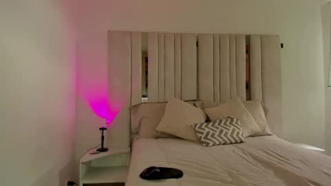 emi_royse online show from February 19, 5:06 pm