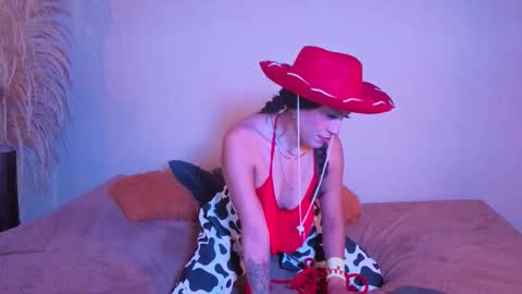 Emilia Gomez online show from October 31, 4:33 pm