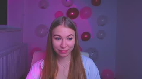 Snapshot of emilia_ilia chatting on February 14, 6:12 am Emilia online show from February 14, 6:12 am