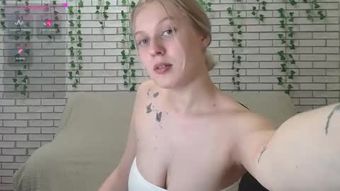 Snapshot of emiliaduchess chatting on February 4, 12:22 pm Amili online show from February 4, 12:22 pm