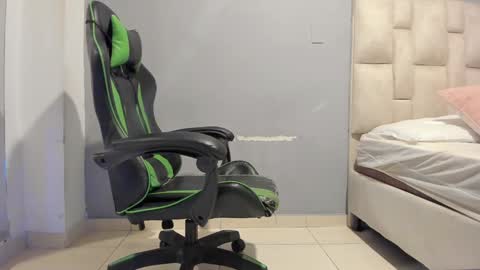 Emi  independent model  online show from January 8, 11:30 pm