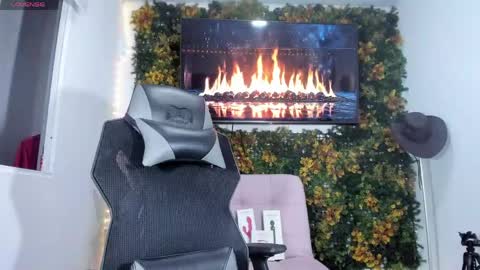 emily_palmeer online show from April 15, 8:37 am