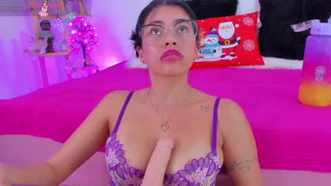 Snapshot of emily_sanderss1 chatting on December 15, 12:29 am Emily online show from December 15, 12:29 am