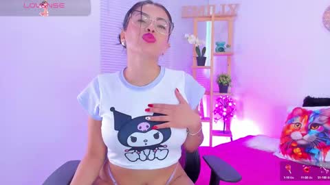 Snapshot of emily_sanderss1 chatting on February 9, 2:07 pm Emily online show from February 9, 2:07 pm