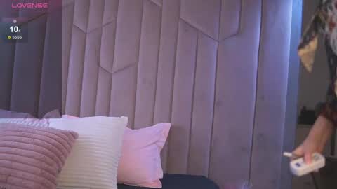 Snapshot of emilyjuarez chatting on February 13, 9:41 am Emily online show from February 13, 9:41 am