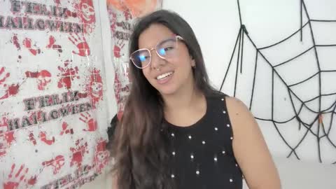 emilyy_cooperr online show from October 18, 12:52 pm