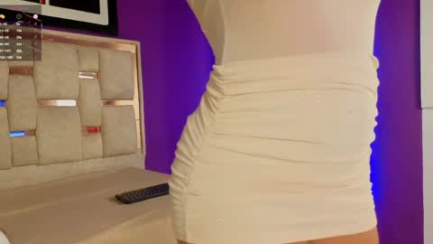 emilyy_cooperr online show from April 25, 12:41 pm