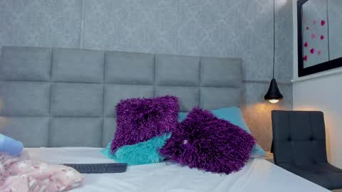 emilyy_r online show from April 6, 7:04 pm