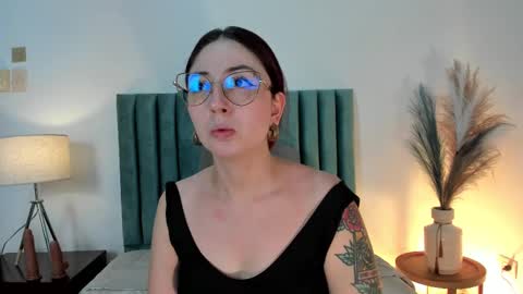 Snapshot of emilyywatson chatting on March 4, 11:40 am Emilyy Watson online show from March 4, 11:40 am