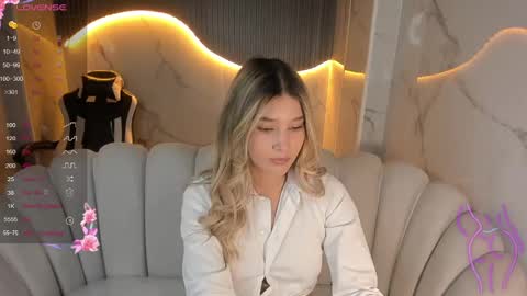 Snapshot of emma1_b_ chatting on October 2, 8:47 pm Emma online show from October 2, 8:47 pm