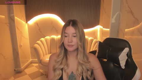 Snapshot of emma1_b_ chatting on October 15, 9:17 pm Emma online show from October 15, 9:17 pm
