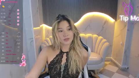 Snapshot of emma1_b_ chatting on October 6, 8:46 pm Emma online show from October 6, 8:46 pm
