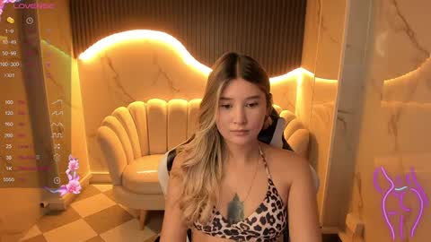 Snapshot of emma1_b_ chatting on October 10, 8:58 pm Emma online show from October 10, 8:58 pm