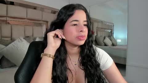 Emma Castillo online show from July 4, 1:51 pm