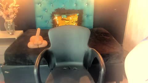Emma Evans online show from December 5, 12:00 pm
