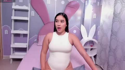 emmathompson__ online show from April 19, 2:22 am