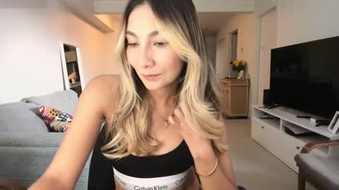 emyconneer online show from September 25, 8:50 pm