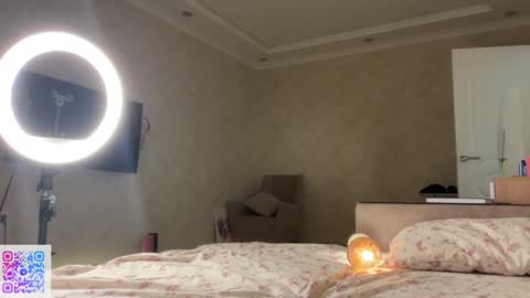 Snapshot of endlessmia chatting on September 16, 12:18 am Mia online show from September 16, 12:18 am