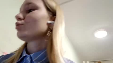 Amelie online show from December 1, 1:25 pm